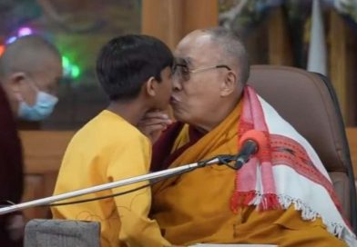Dalai Lama, besó en la boca a un niño, en medio de un evento en India